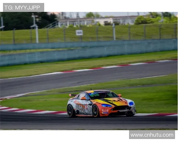 宝马汽车携手足球明星共谱激情赛场与豪华驾驭的完美结合